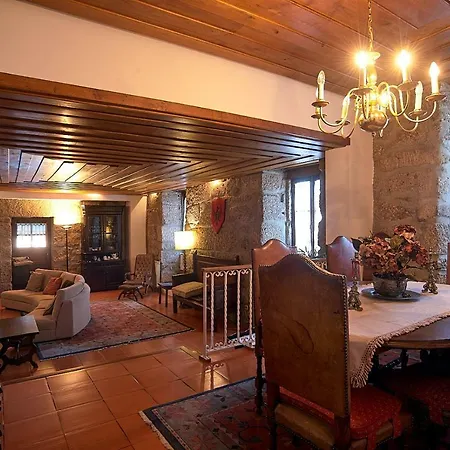 A House In The Castle Hill Casa de Férias Montalegre